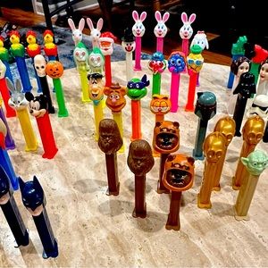 COLLECTOR PEZ DISPENSERS